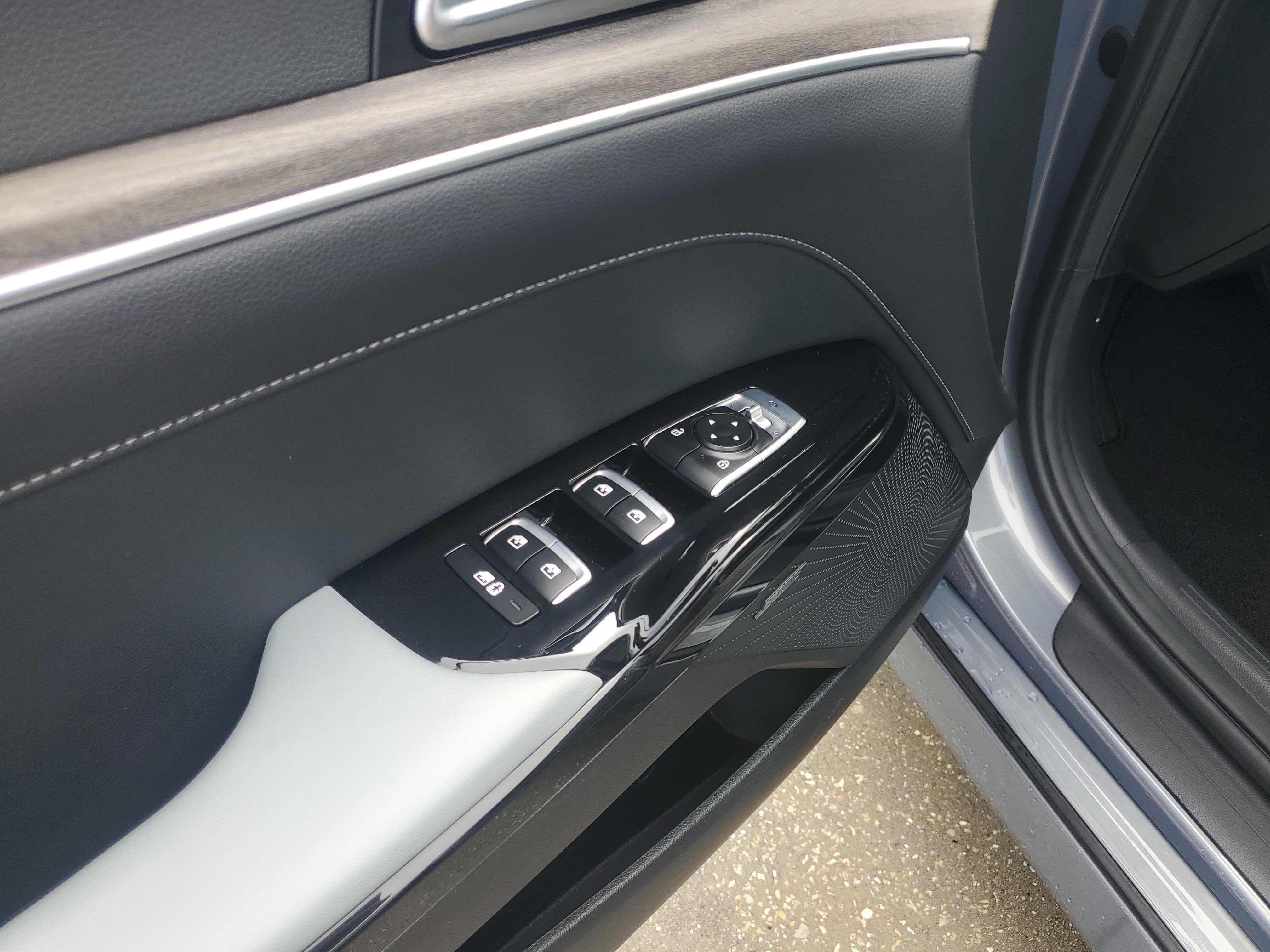Used 2024 Everlasting Silver Kia EX image 22