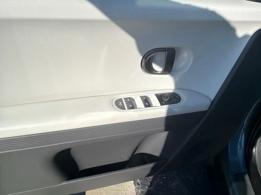 Used 2025 Blue Hyundai SEL image 9