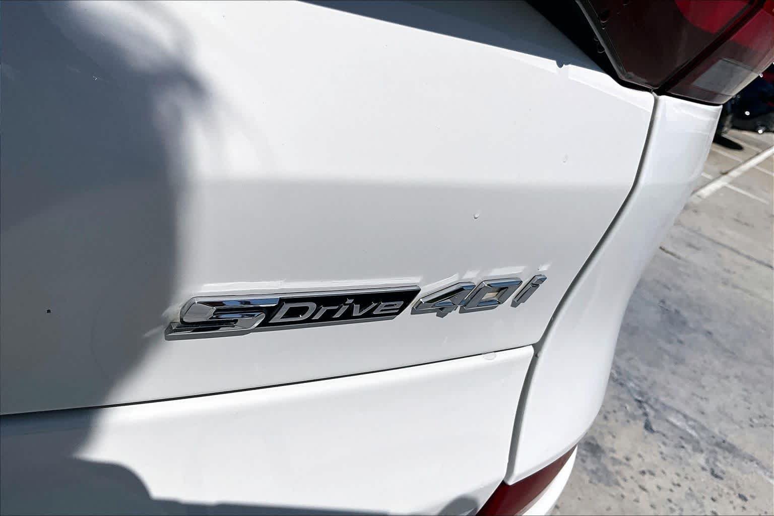 Used 2022 Alpine White BMW sDrive40i image 9