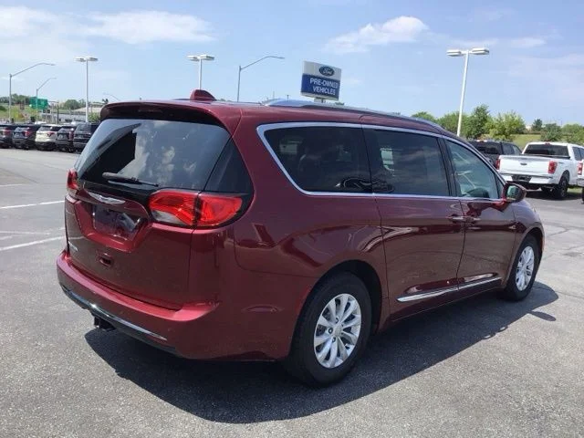 Used 2019 Velvet Red Pearlcoat Chrysler Touring L image 4
