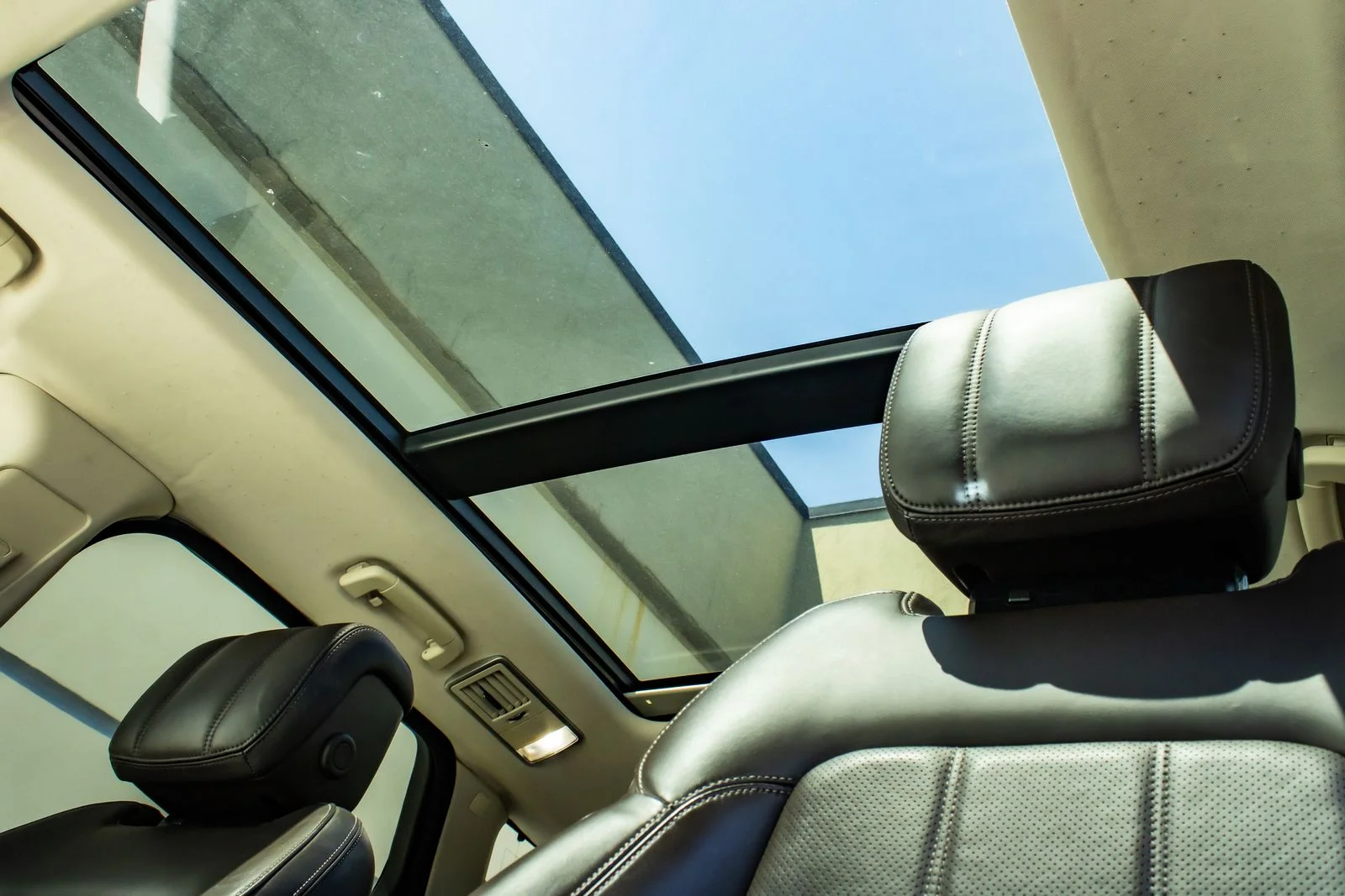 Used 2019 White Land Rover HSE image 20