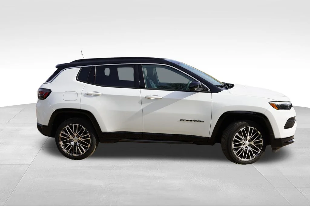 Used 2024 White Jeep Limited image 2