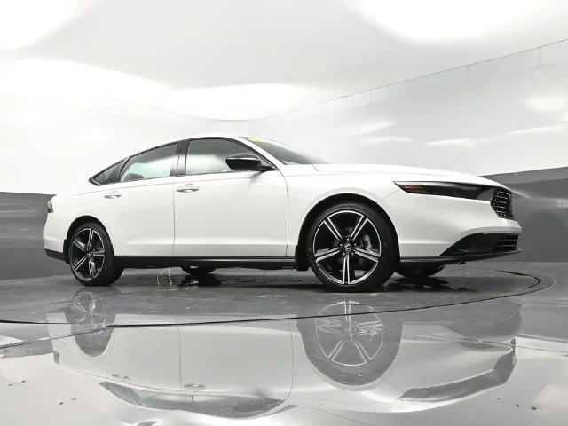 Used 2026 White Honda SE image 31