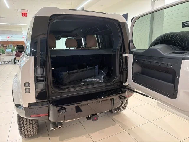 2026 Land Rover Defender X-Dynamic SE - Photo 10