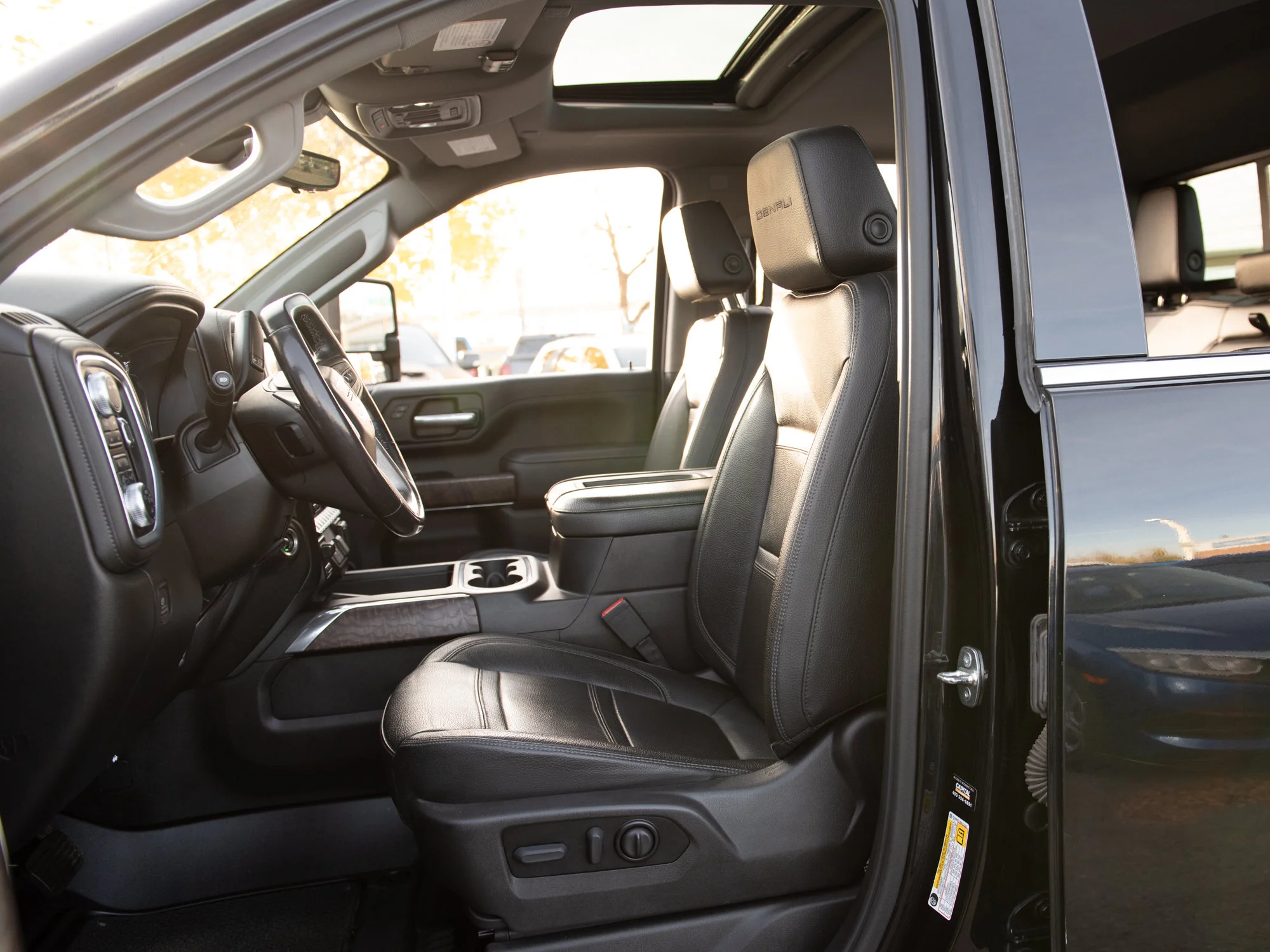 Used 2022 Black GMC Denali* Crew Cab 4x4, 3M PPF, Heated/Ventilated Seats & Wheel, Sunroof, Tonneau Cover image 3