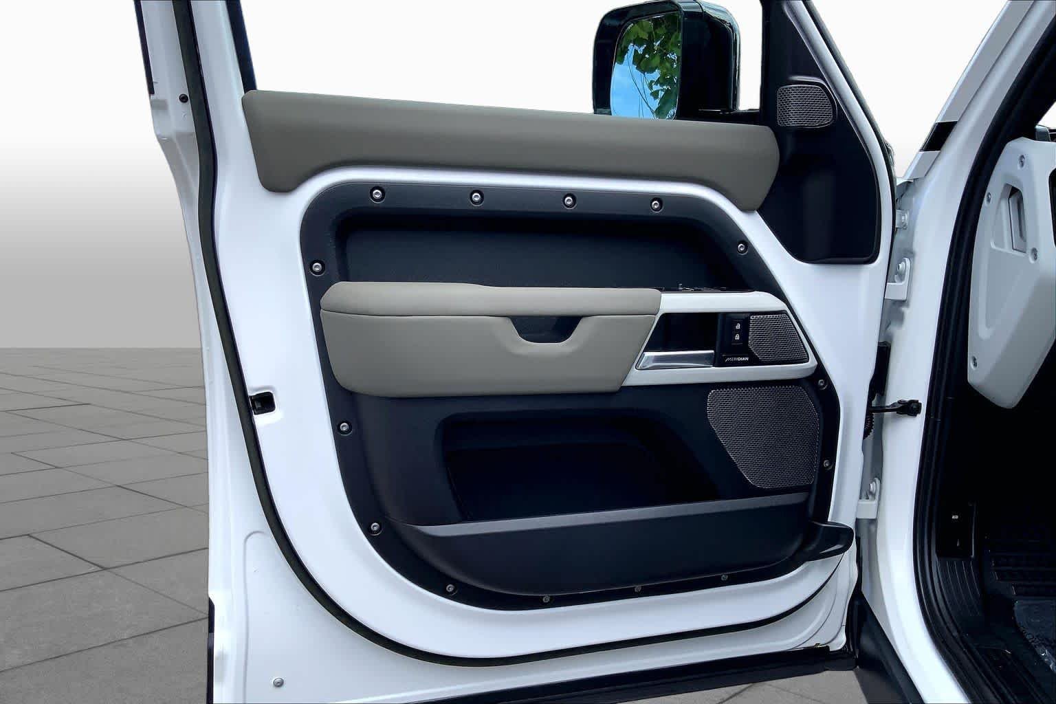 Used 2023 Fuji White Land Rover S image 20