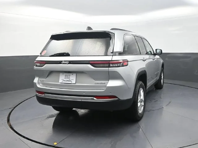 New 2026 Silver Zynith Exterior Paint Jeep Laredo X image 8