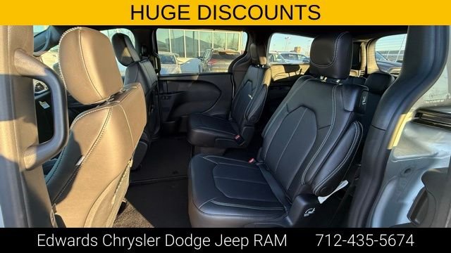 2026 Chrysler Pacifica Select - Photo 29