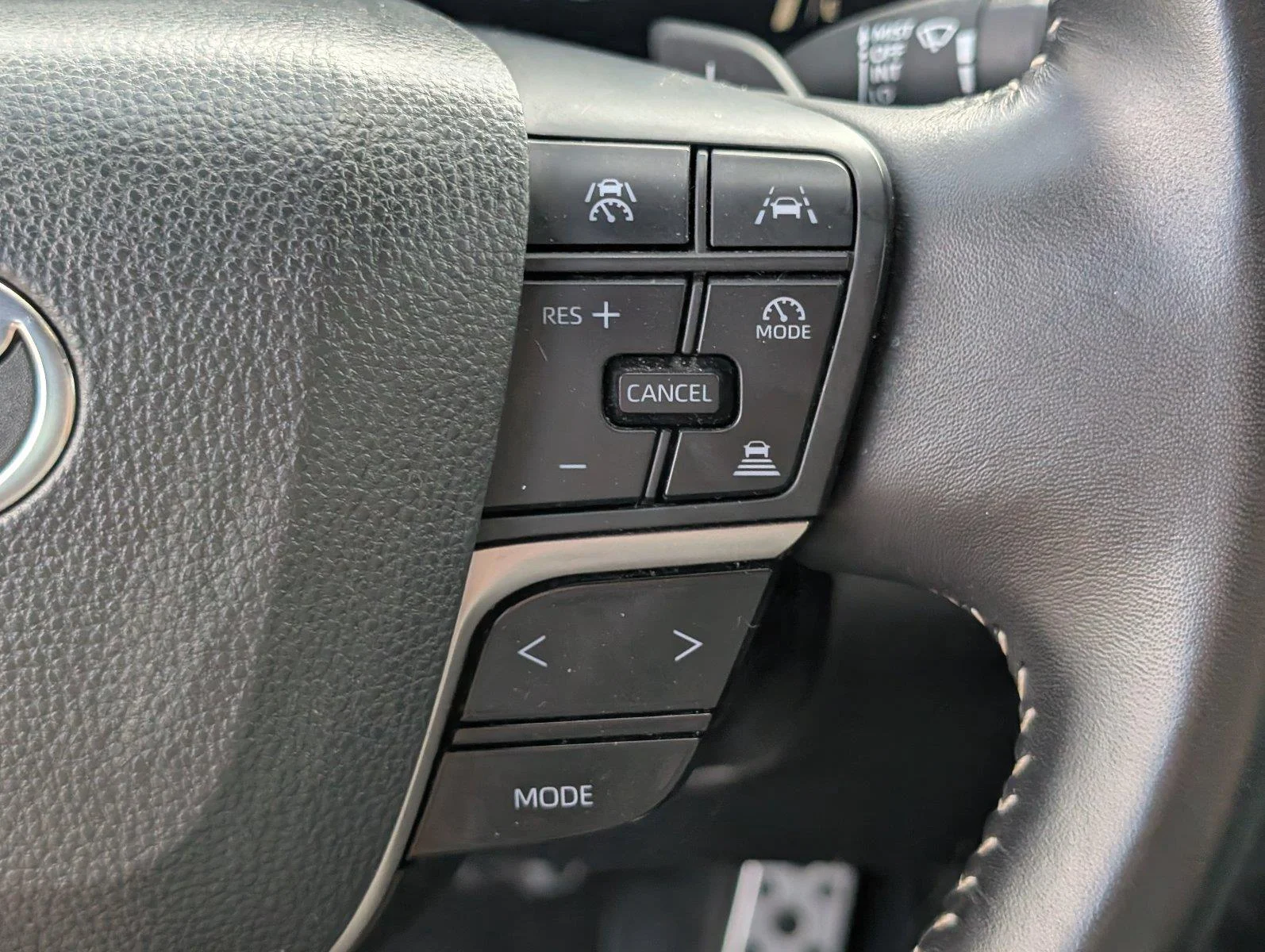 Used 2025 Ice Cap Toyota SE image 28