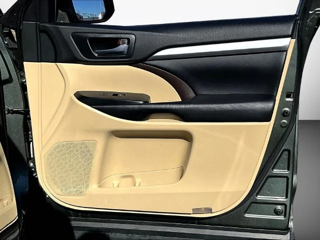 Used 2018 Green Toyota XLE image 34