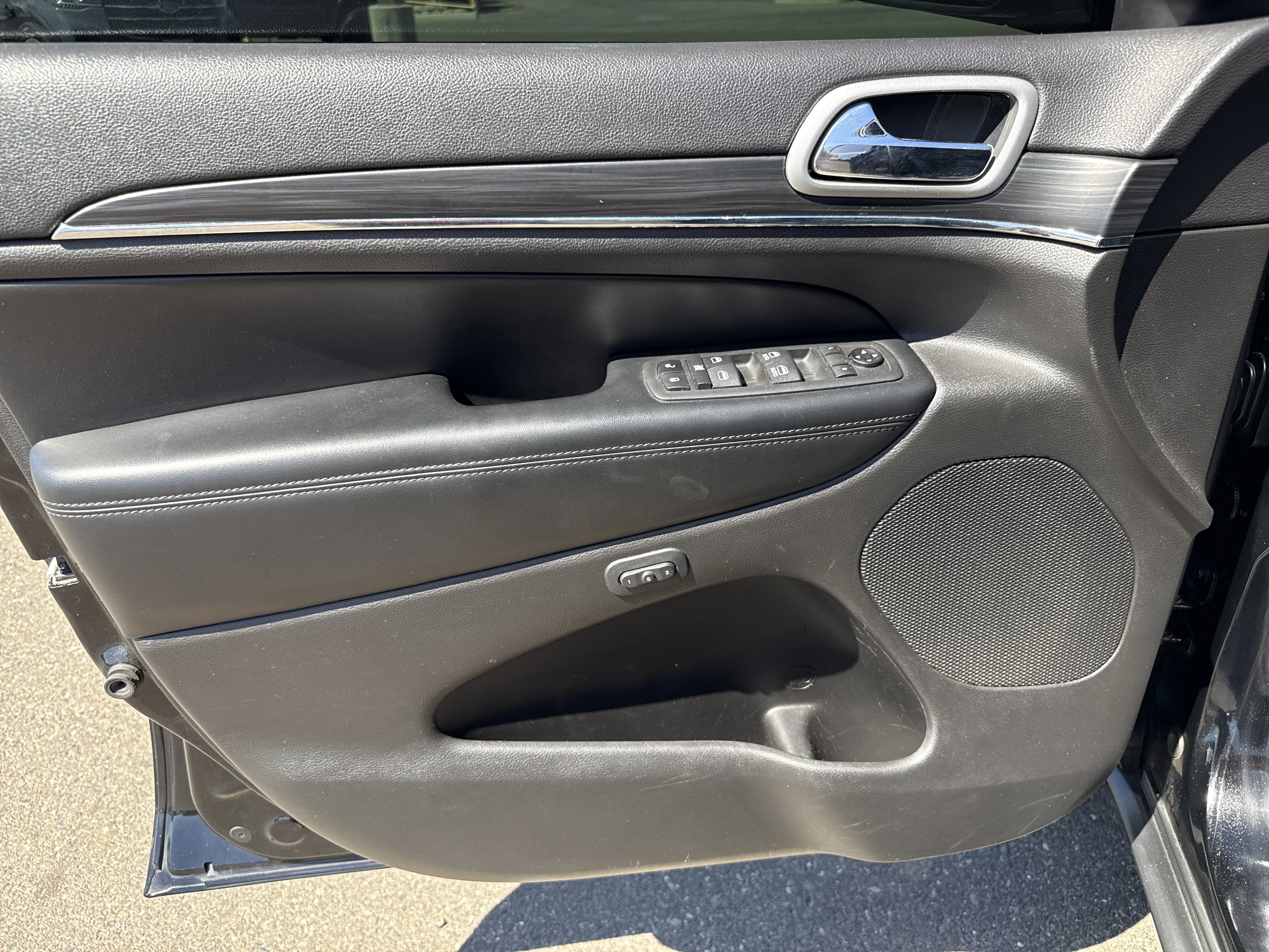 Used 2020 Diamond Black Crystal Pearlcoat Jeep Limited image 11