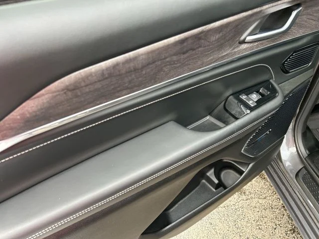 Used 2022 Gray Metallic Jeep Overland image 25