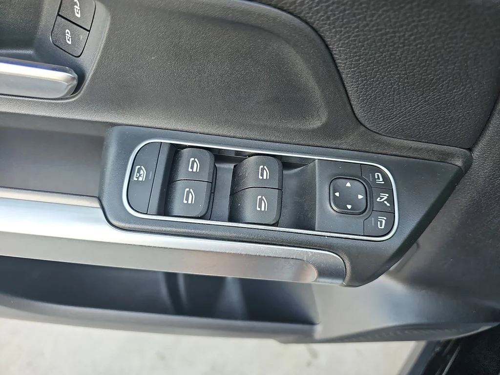 Used 2021  Mercedes-Benz GLB 250 image 27