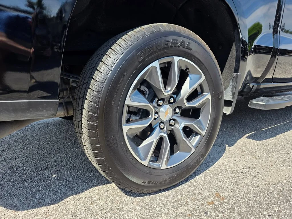 Used 2025 Black Chevrolet LT image 33