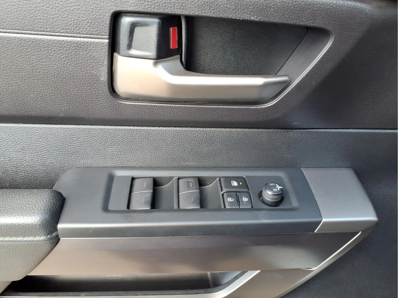 Used 2023 Ice Cap Toyota SR5 image 19