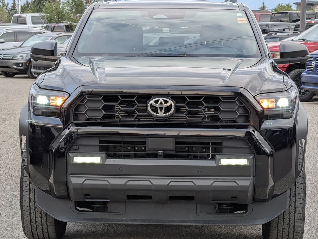 Used 2025  Toyota Hybrid - - 4x4 - 2.4L Turbo I-4 Hybrid - 275 HP - 3rd Row - Blind Spot - Adaptive Cruise & More! image 3