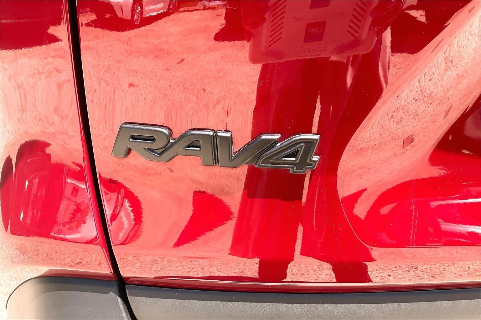Used 2025 Ruby Flare Pearl Toyota XLE image 10