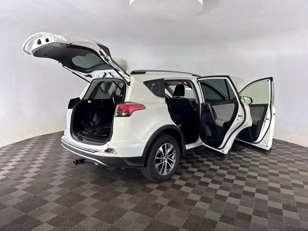 Used 2018 White Toyota LE image 22