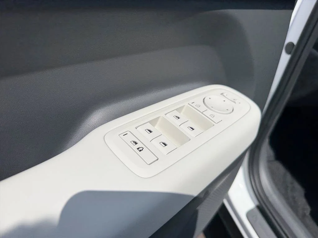 Used 2027 White Hyundai SE image 14