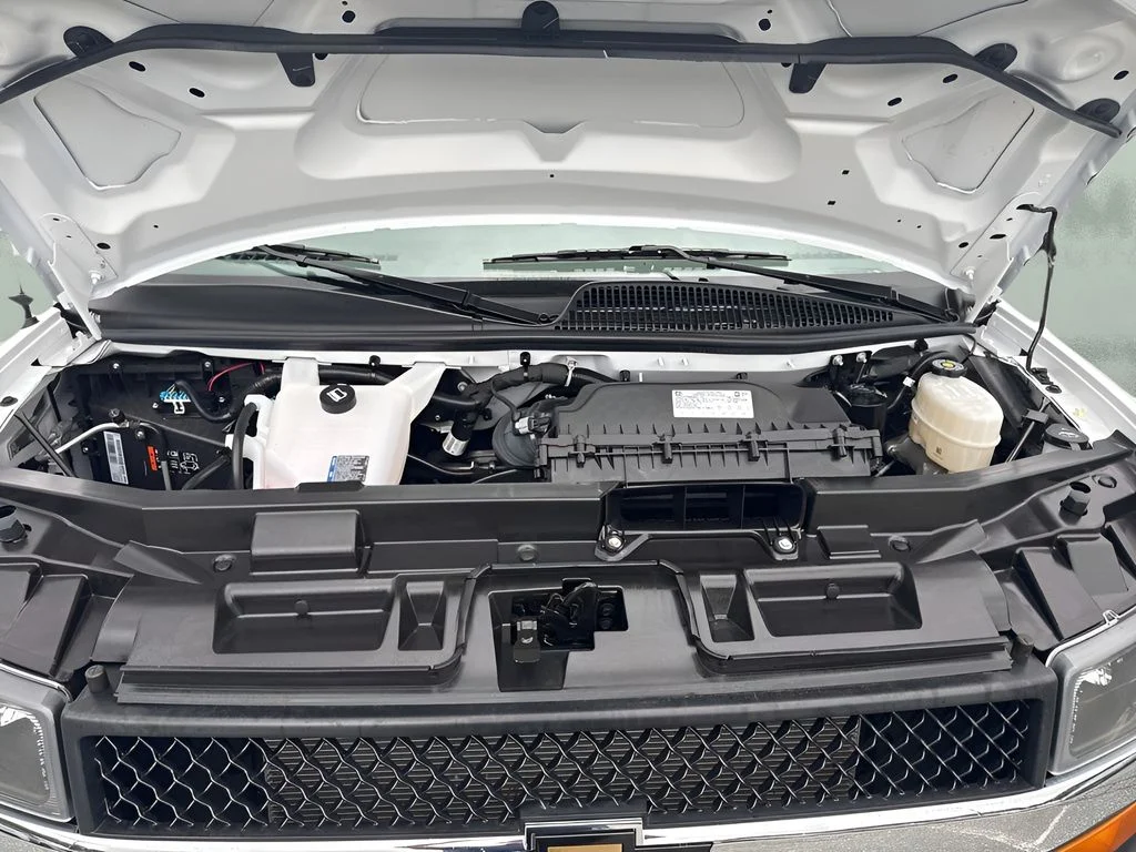 Used 2025 White Chevrolet LT image 25