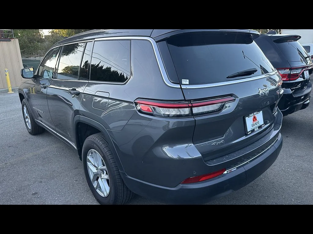 Used 2023 Gray Jeep Laredo image 3