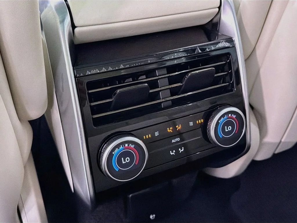 New 2026 Carpathian Gray Premium Metallic Land Rover SE image 27