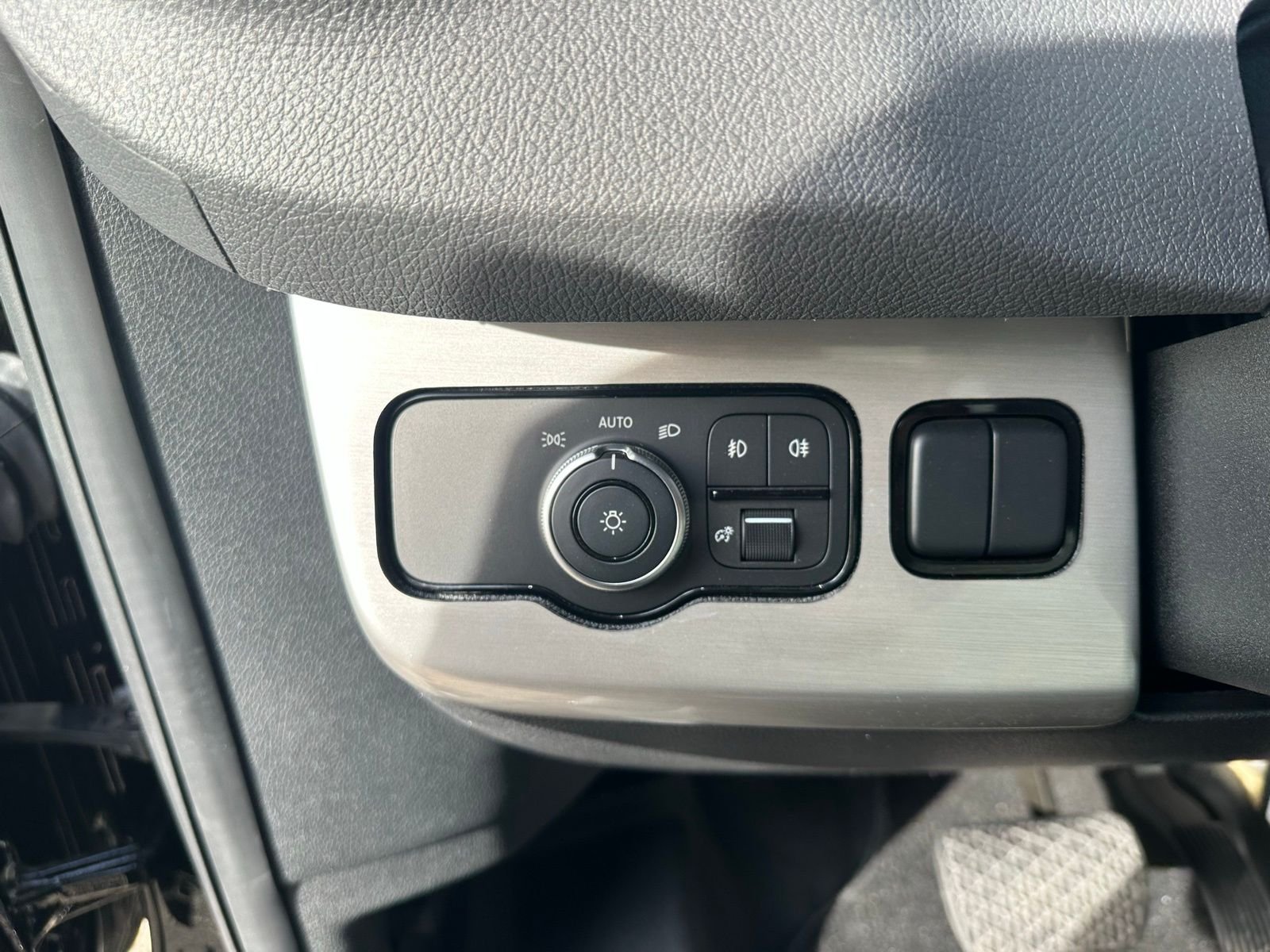 Used 2022  Mercedes-Benz 24GL 4X4 image 19