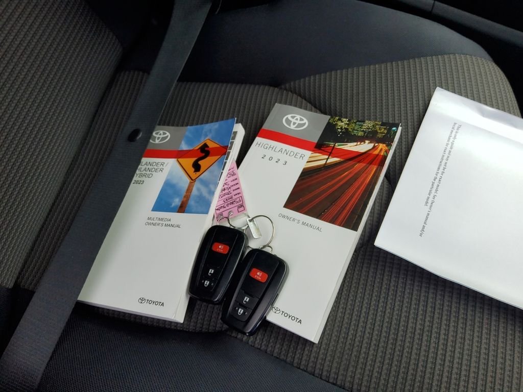 Used 2023  Toyota L image 27