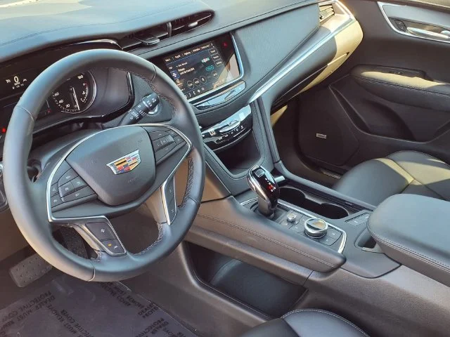 Certified Used 2025 Crystal White Tricoat Cadillac Luxury image 13