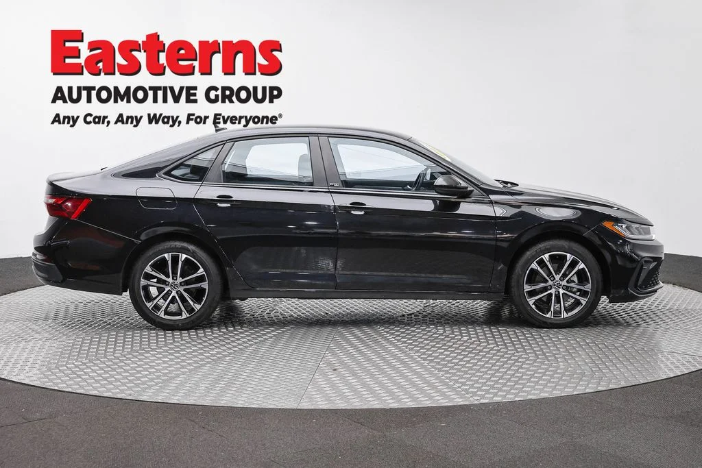 Used 2025 Black Volkswagen 1.5T Sport image 4