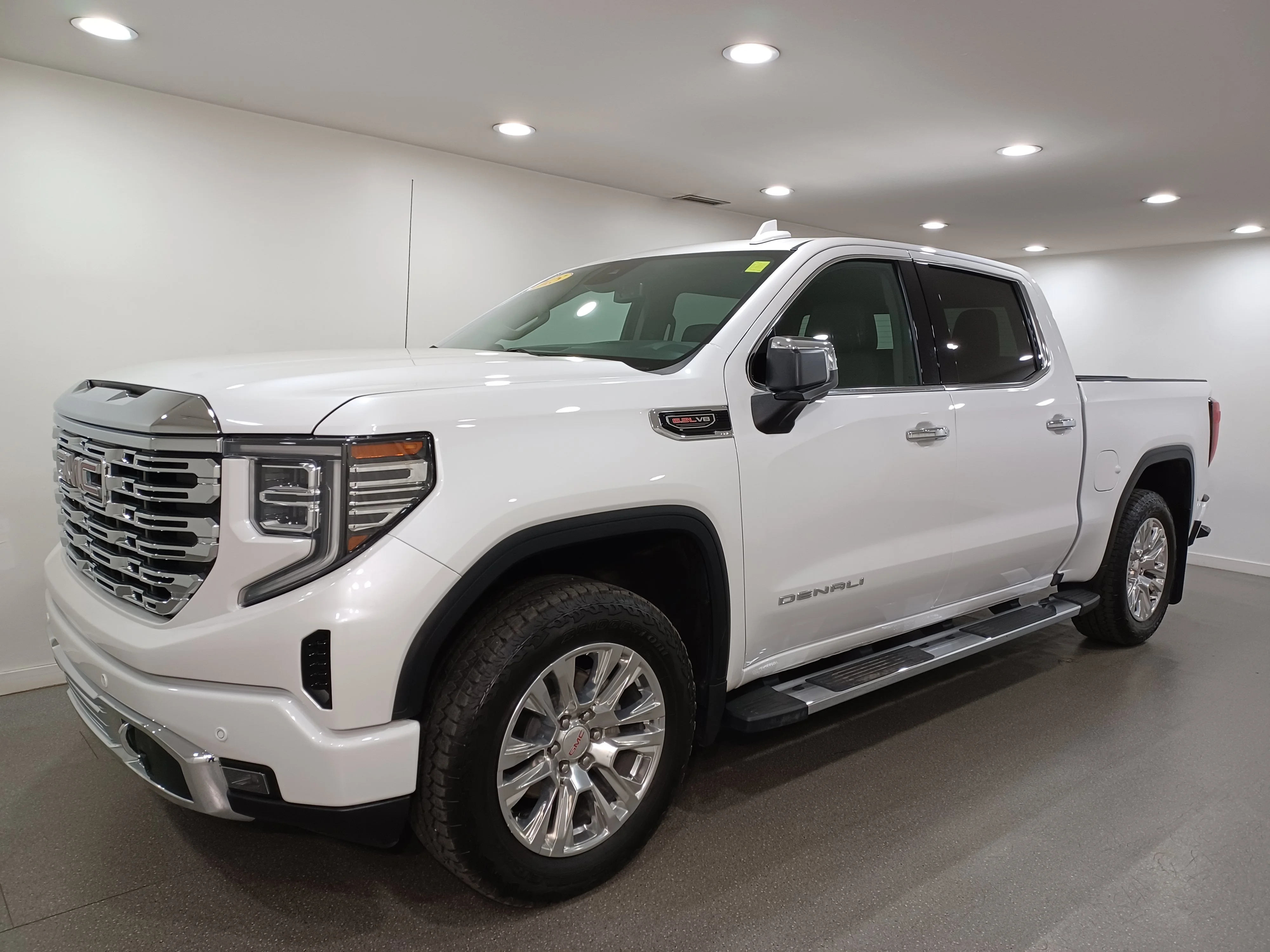 Used 2025 White Frost Tricoat GMC Denali 4WD*6.2L V8 | Adaptive Cruise | Remote Start | Nav | 360 Cam | Cooled Leather | Sunroof image 2