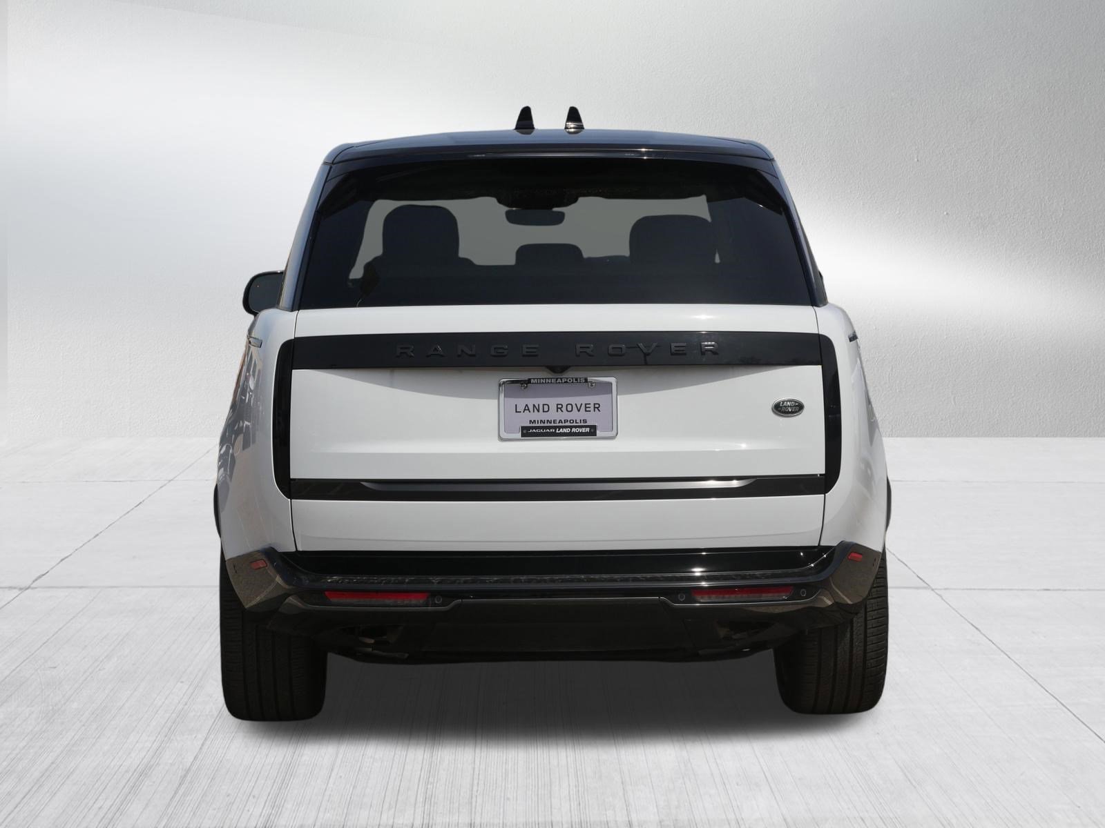 Used 2023 Fuji White Land Rover SE image 4