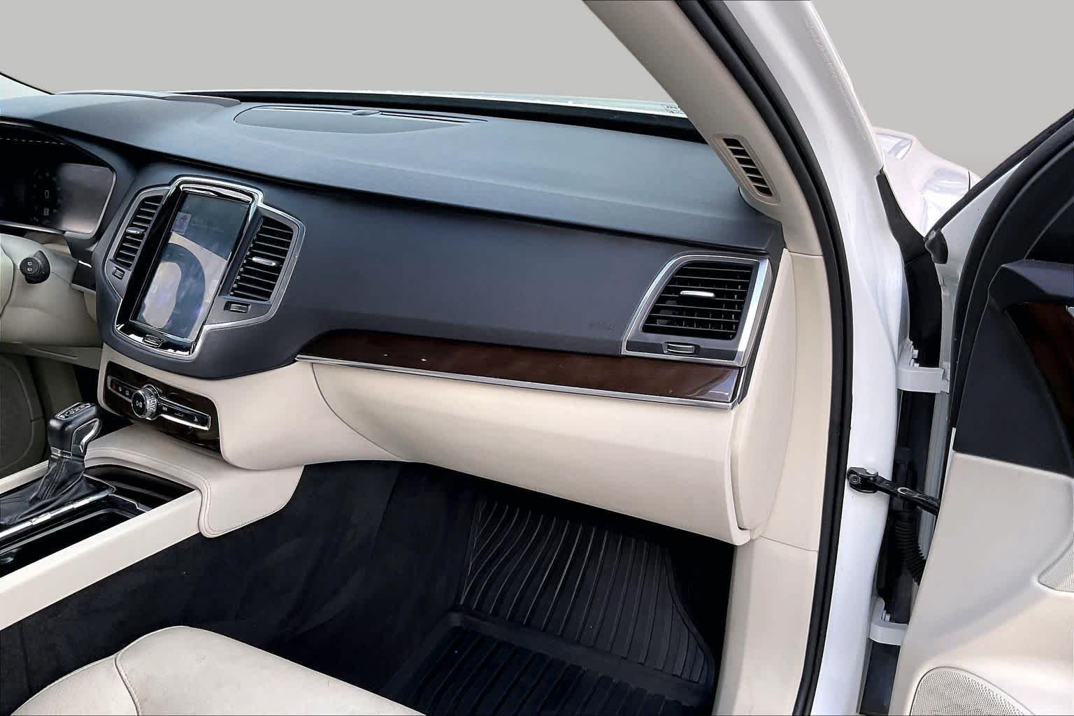 Used 2019 Crystal White Pearl Metallic Volvo Momentum image 18