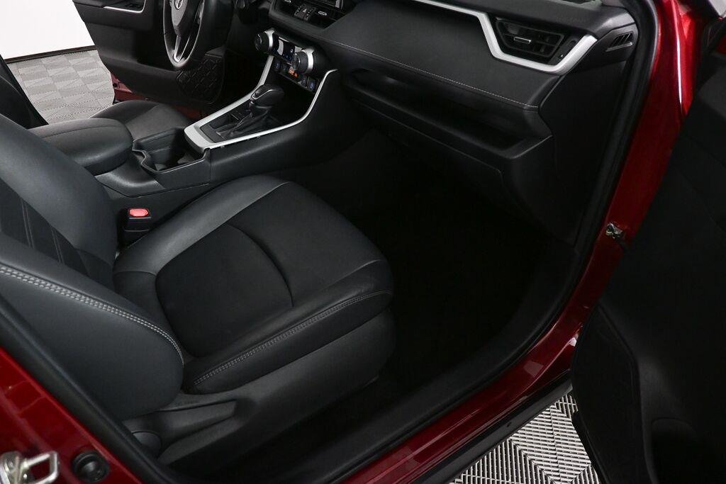 Used 2020 Ruby Flare Pearl TOYOTA XLE Premium image 23