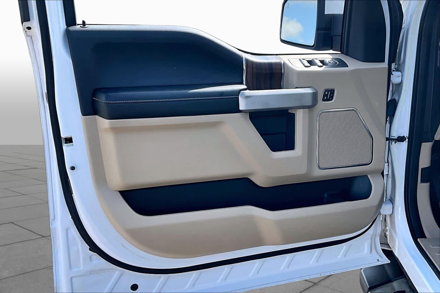 Used 2015 Oxford White Ford Lariat image 21