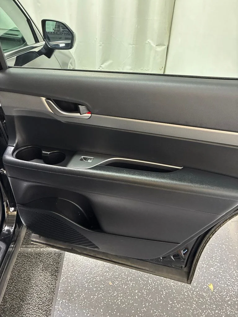 Used 2022 Black Hyundai SE image 27