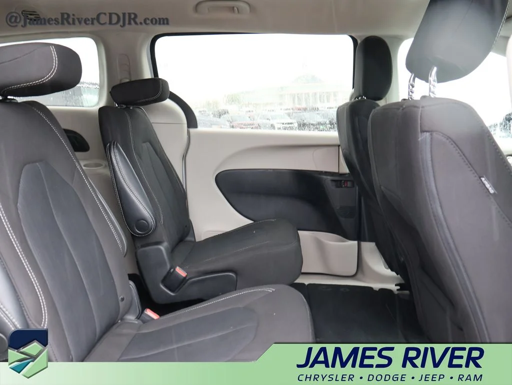 Used 2023 White Chrysler LX image 11