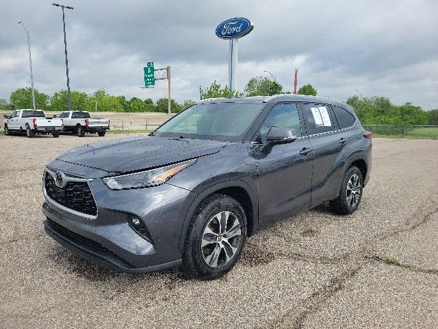 Used 2023 Magnetic Gray Metallic Toyota XLE image 18