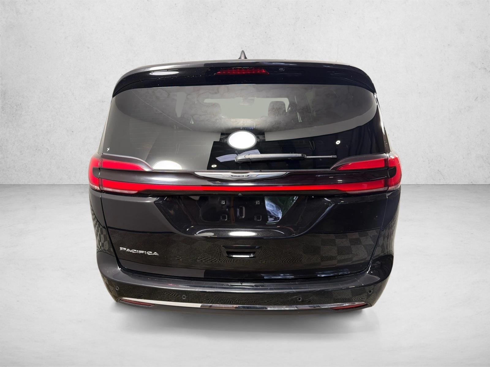 Used 2025 Diamond Black Crystal Pearlcoat Chrysler Select image 4