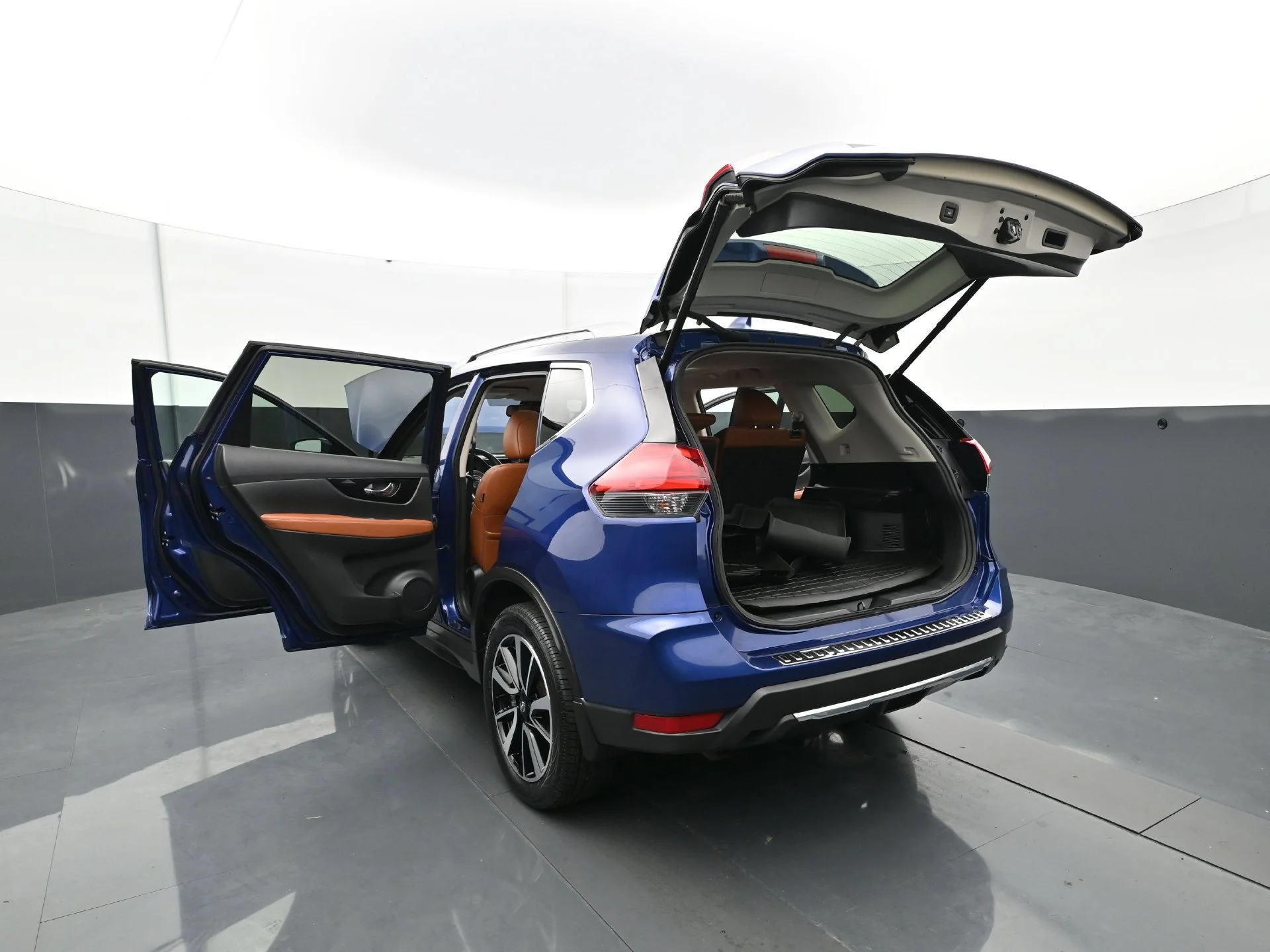 Used 2017 Caspian Blue Nissan SL image 35