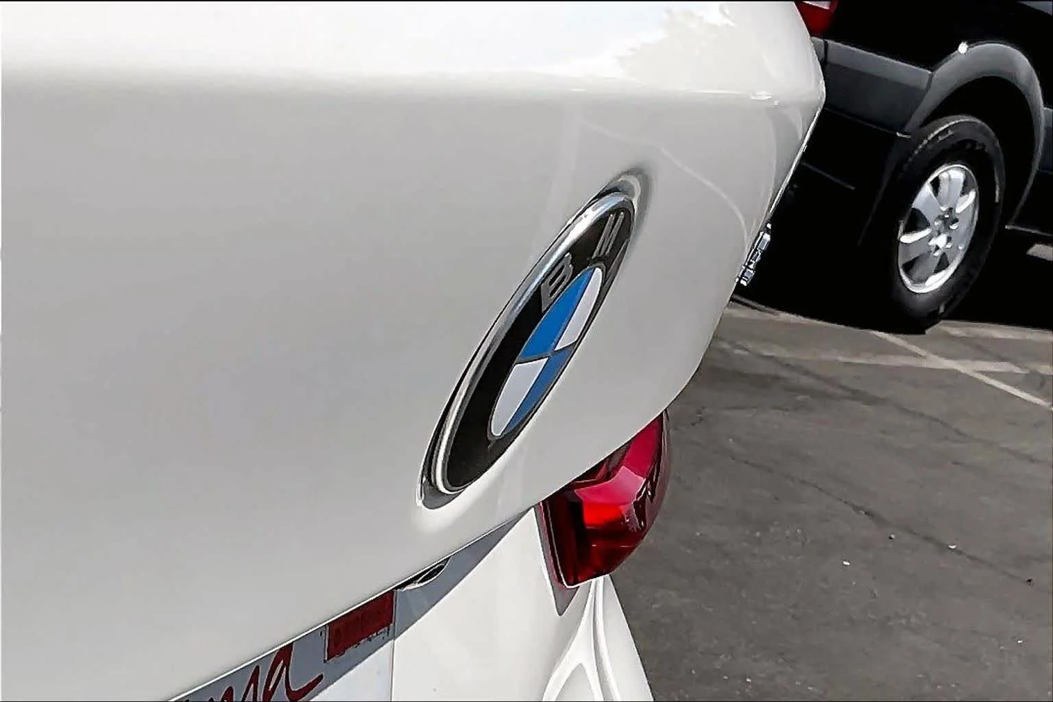 Used 2023 Alpine White BMW 330i image 30