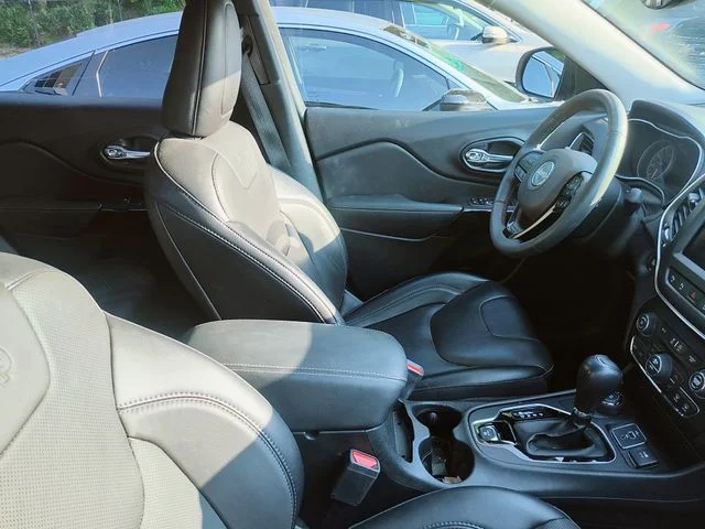 Used 2023 Gray Jeep Altitude image 4