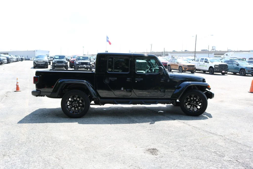 Used 2024  Jeep Sport image 6