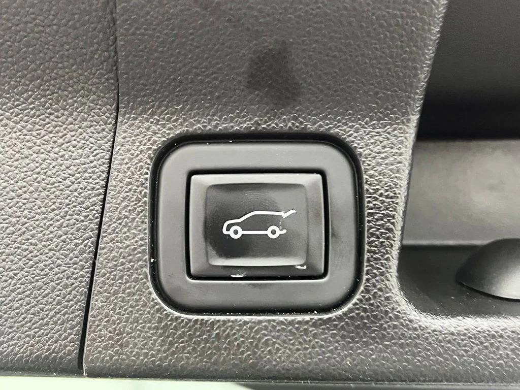 Used 2023 Silver GMC SLT image 12