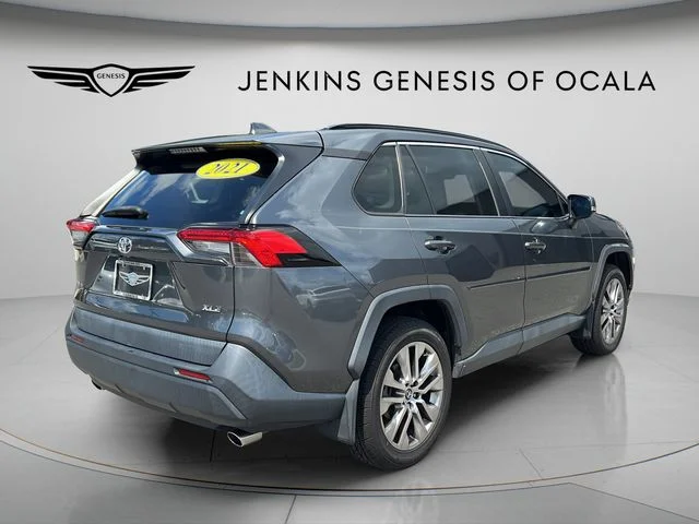 Used 2021 Gray Toyota XLE Premium image 3