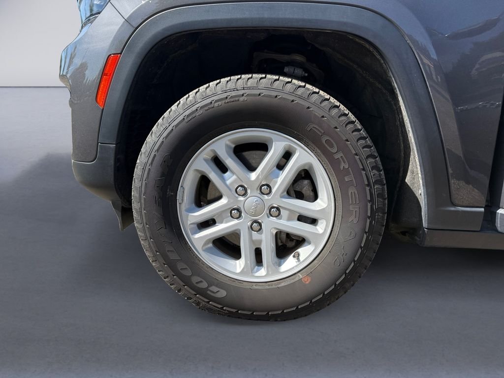 Used 2023 Gray Jeep Laredo image 9