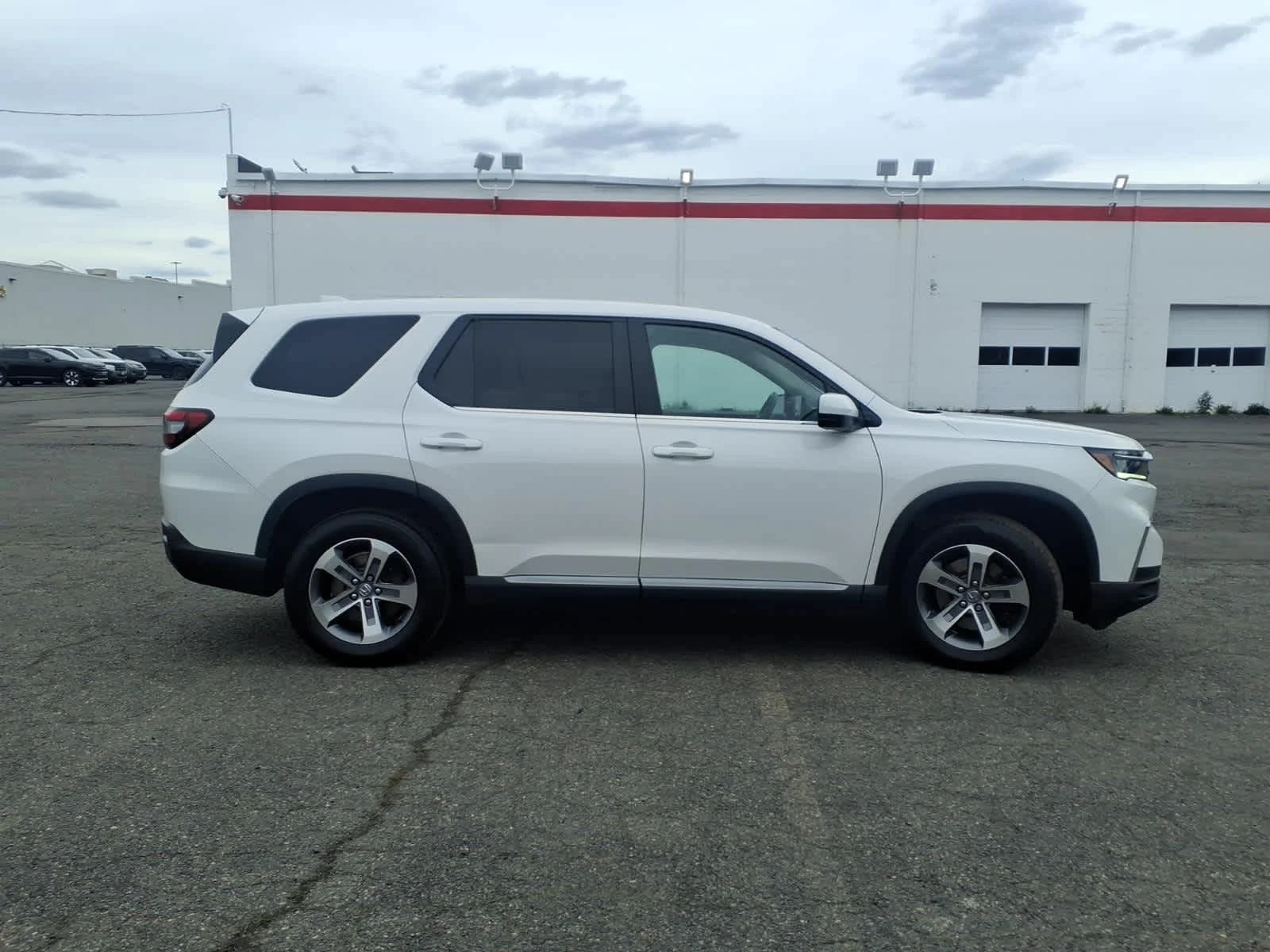 Certified Used 2025 Platinum White Pearl Honda EX-L image 4