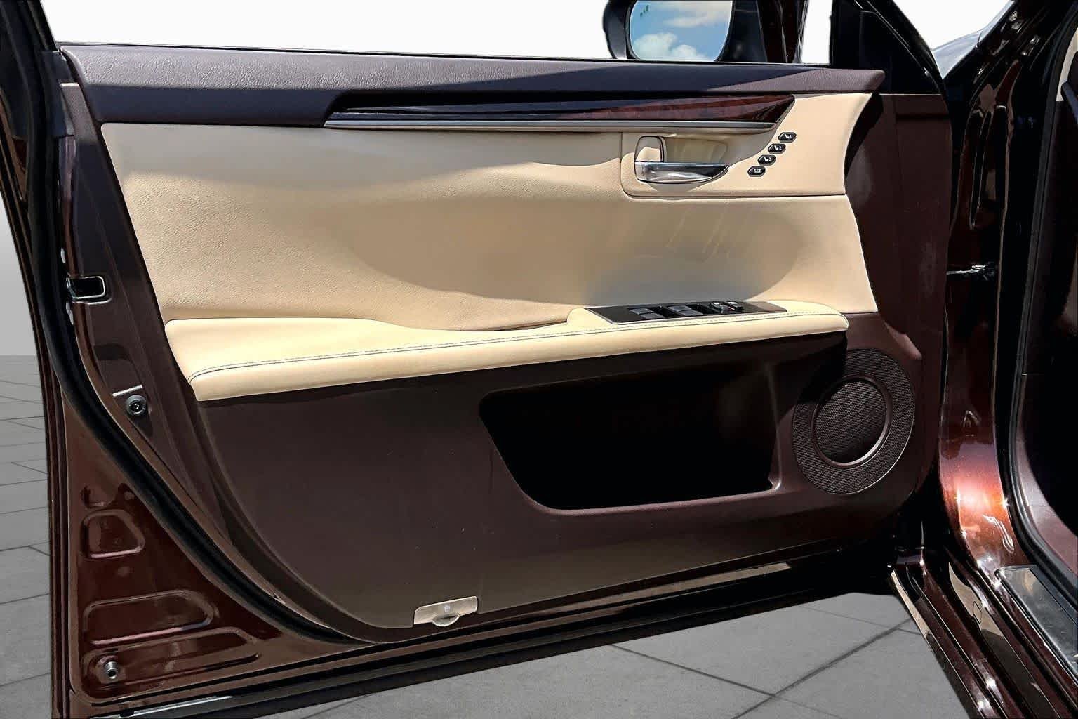 Used 2016 Autumn Shimmer Lexus  image 22