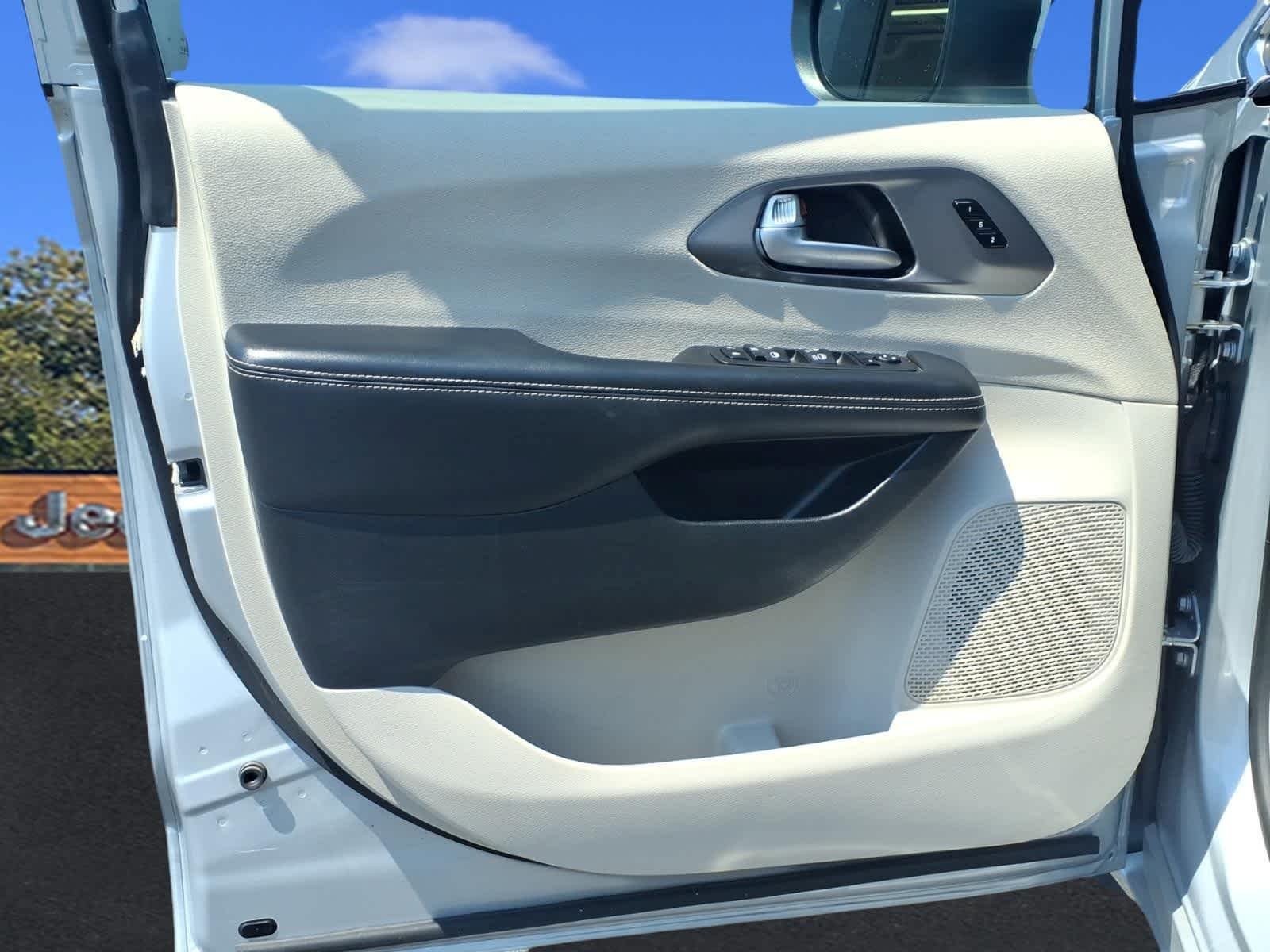Used 2023 Silver Mist Clearcoat Chrysler Touring L image 11