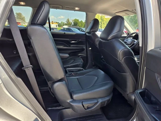 Used 2025 Silver Toyota XLE image 17